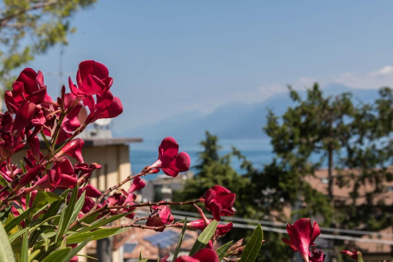 Frank Ronyo Apartment Desenzano del Garda Bagian luar foto