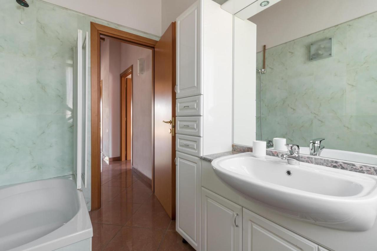 Frank Ronyo Apartment Desenzano del Garda Bagian luar foto